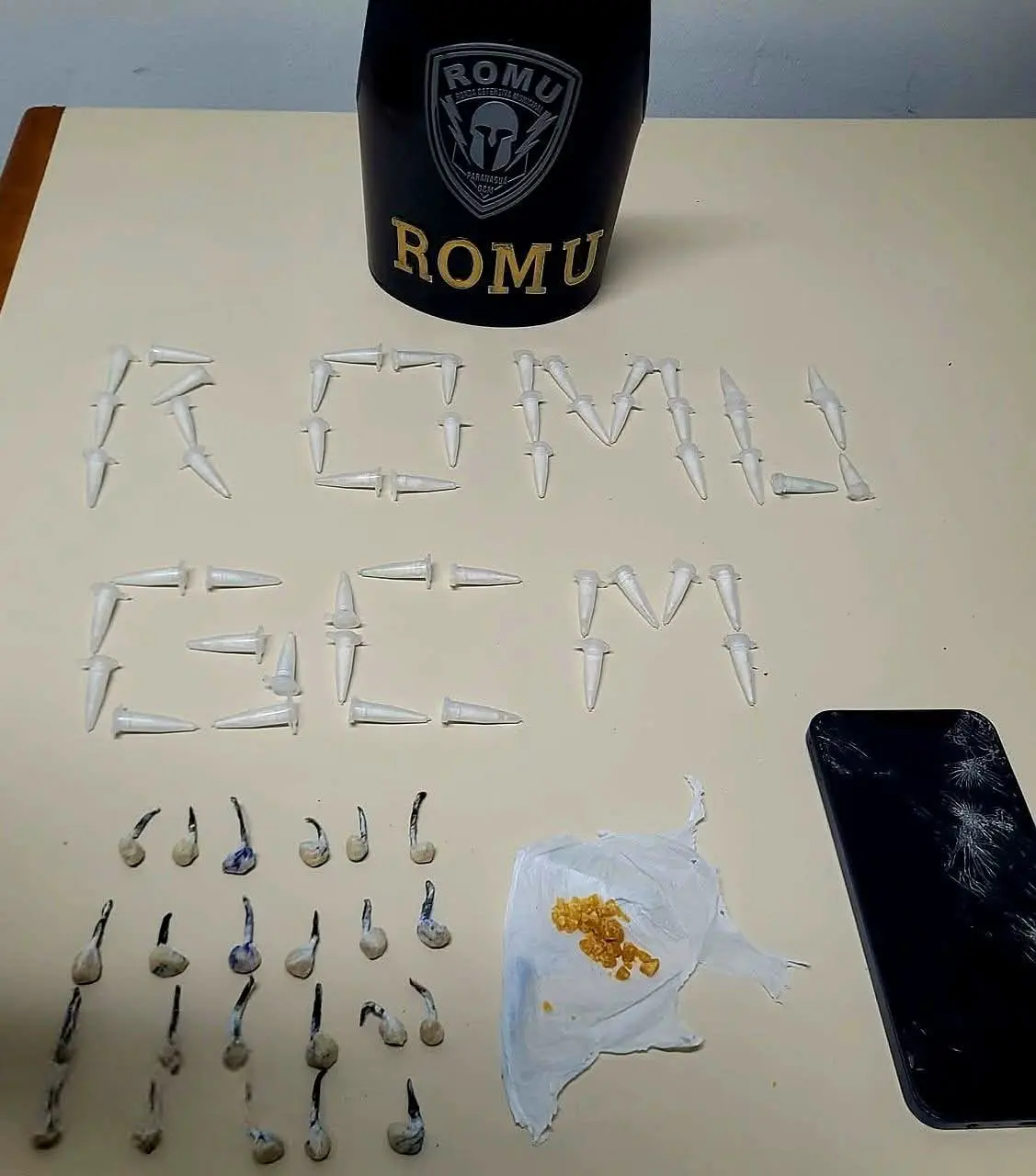 As guarnições da ROMU apreenderam várias pedras de crack, pinos plásticos com cocaína e um aparelho celular 