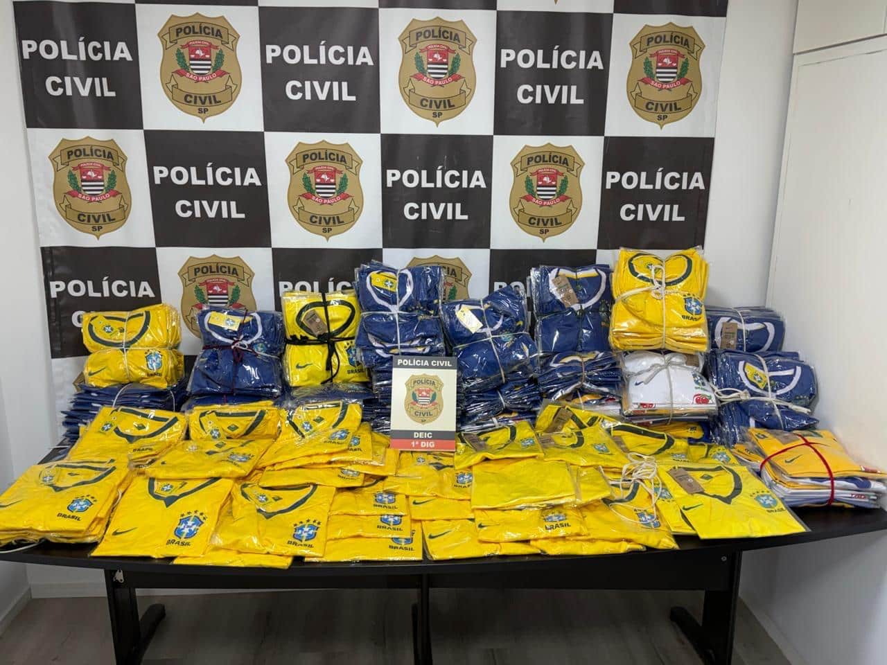 Polícia de SP apreende mais de 50 mil figurinhas e álbuns falsificados da Copa do Mundo 5