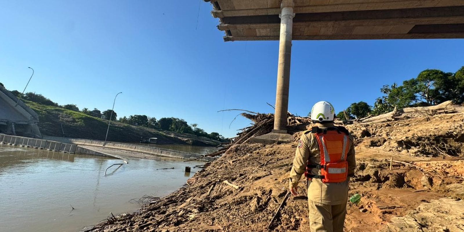 Ponte de R$ 36 milhões desaba e deixa quatro feridos no Acre 18