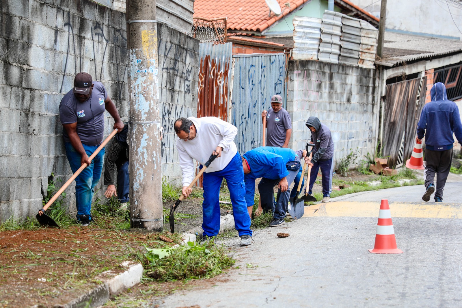 Prefeitura intensifica zeladoria urbana com serviços de limpeza e roçagem na Vila Romanópolis 5