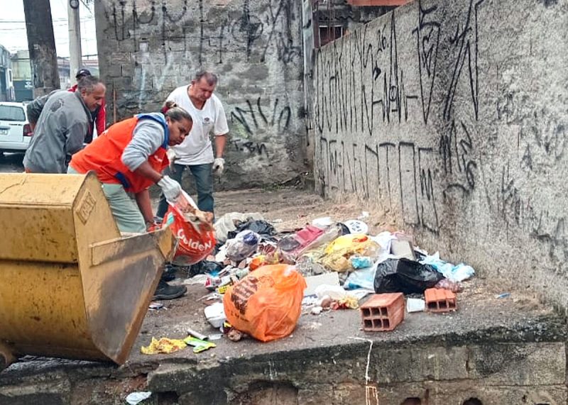 Prefeitura de Guarulhos retira descarte irregular de ruas das regiões do Taboão e do Cocaia 1