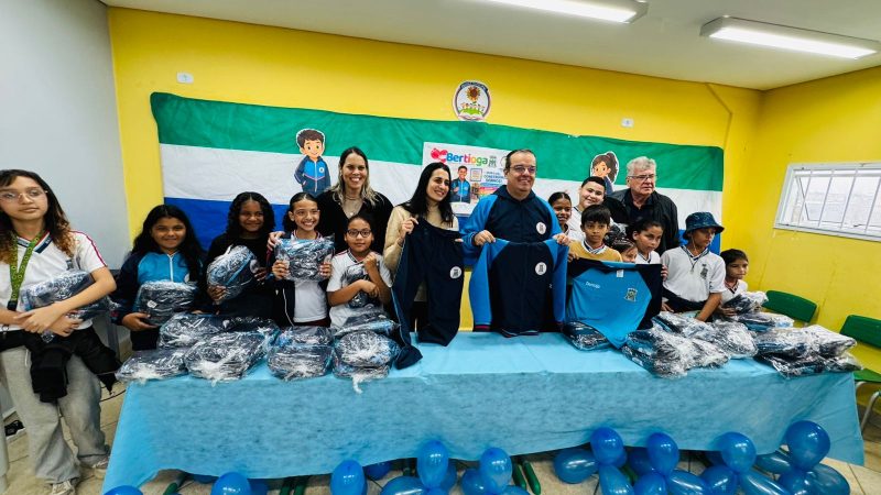 Prefeitura de Bertioga inicia entrega dos uniformes de inverno para cerca de 10 mil alunos da rede municipal 3