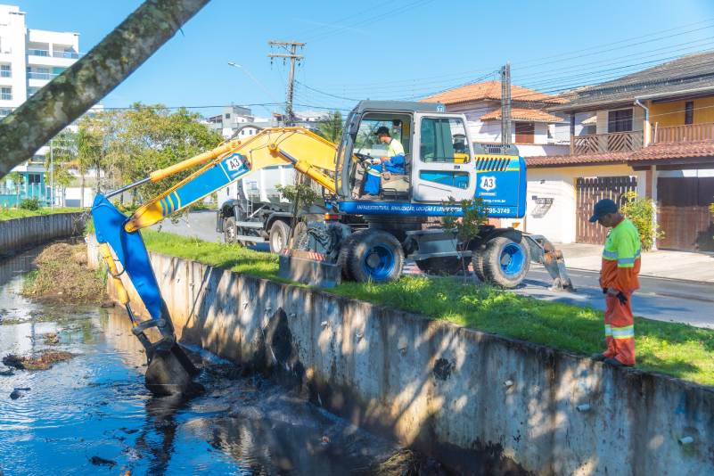 Bertioga reforça zeladoria com nova escavadeira para limpeza de canais e valas 5