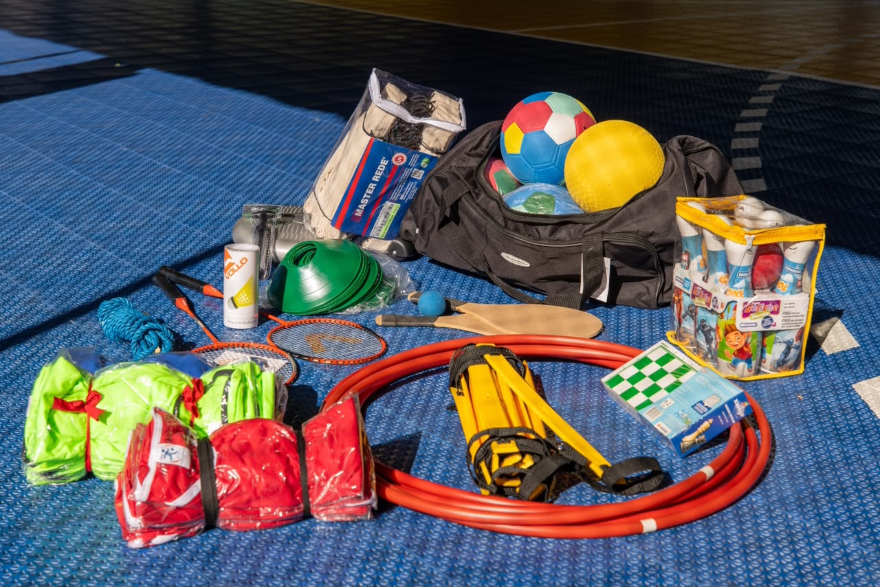 Itaquá entrega de kits esportivos e recreativos para fortalecer atividades nas escolas municipais 9