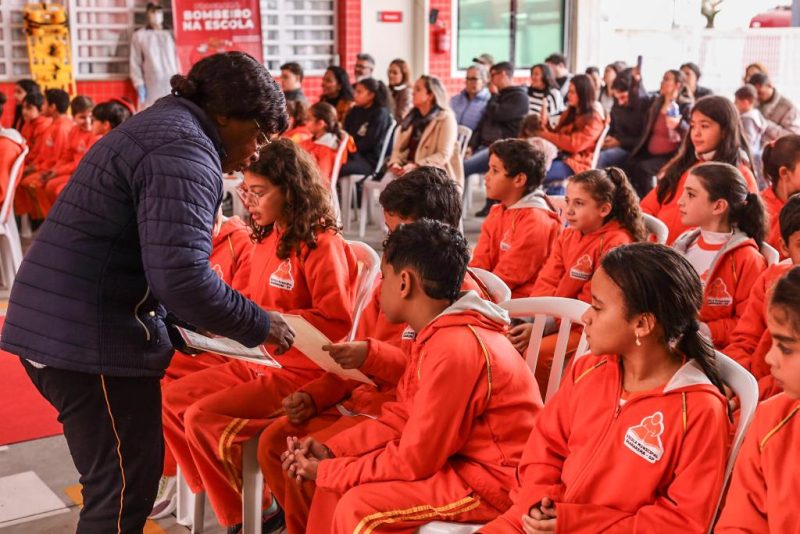 Guararema celebra formatura de alunos do programa Bombeiro na Escola 5