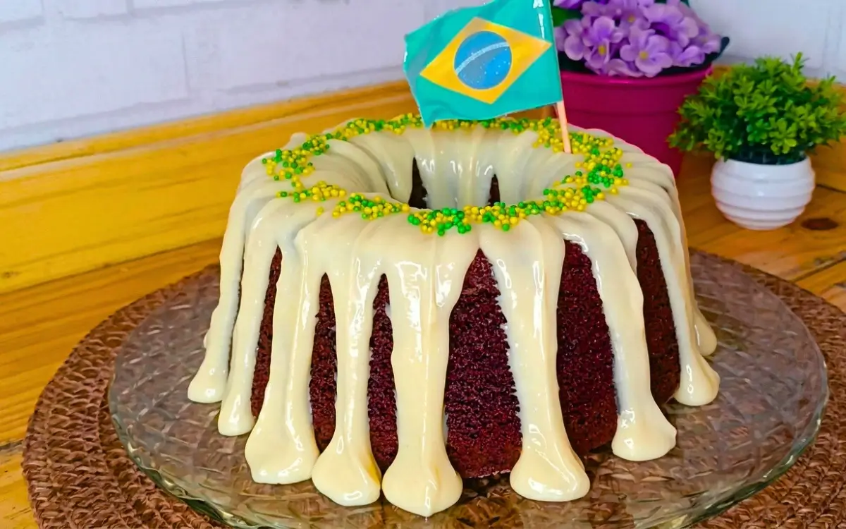 Bolo de Chocolate Fofinho com Cobertura Cremosa Tema Copa do Mundo 3