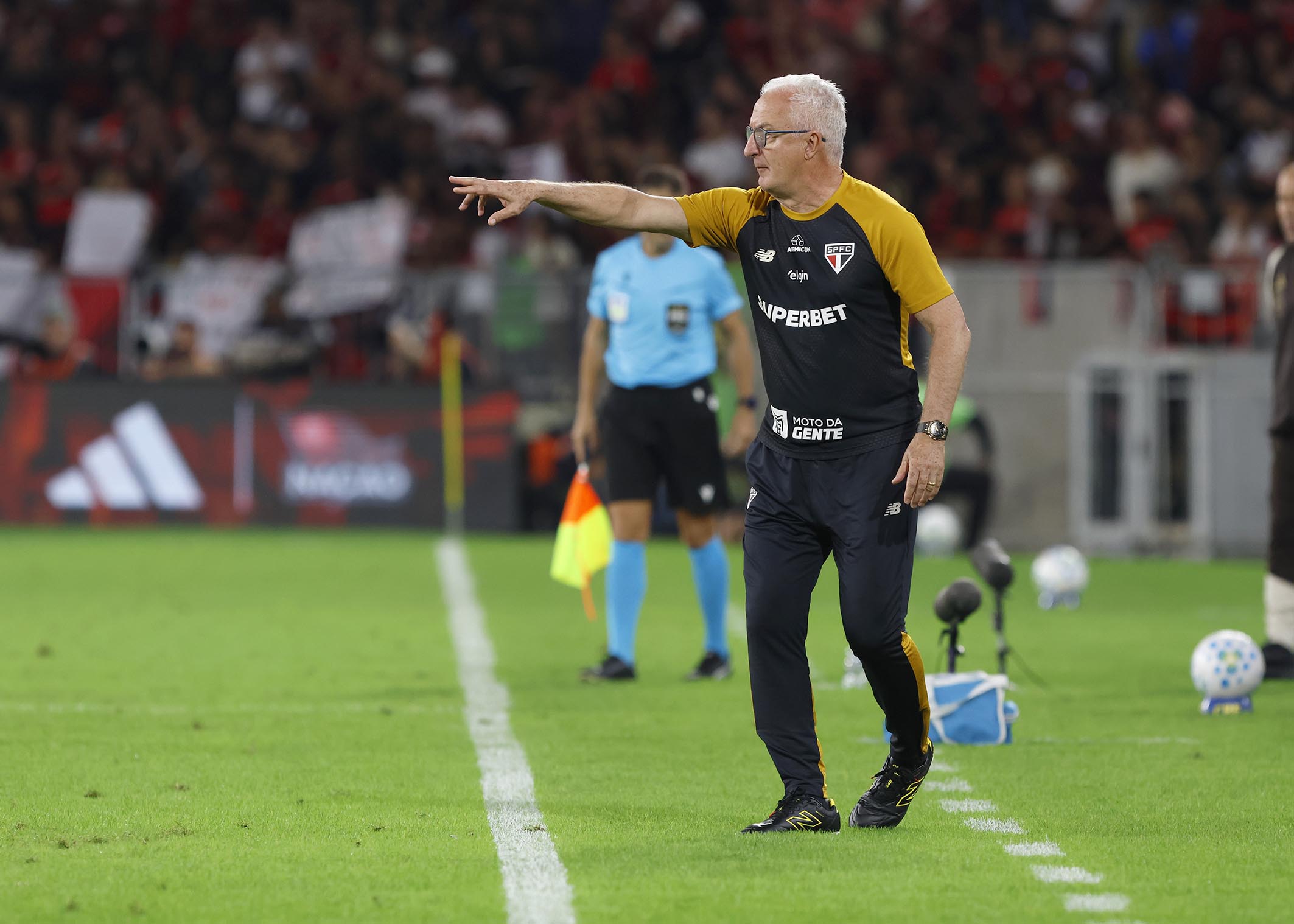 Dorival Júnior valoriza desempenho da equipe após empate no Rio de Janeiro 17
