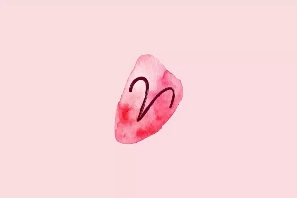 Ilustração do signo de Áries contendo o símbolo de dois traços curvos formando chifres de carneiro em aquarela rosa sobre fundo rosa-claro