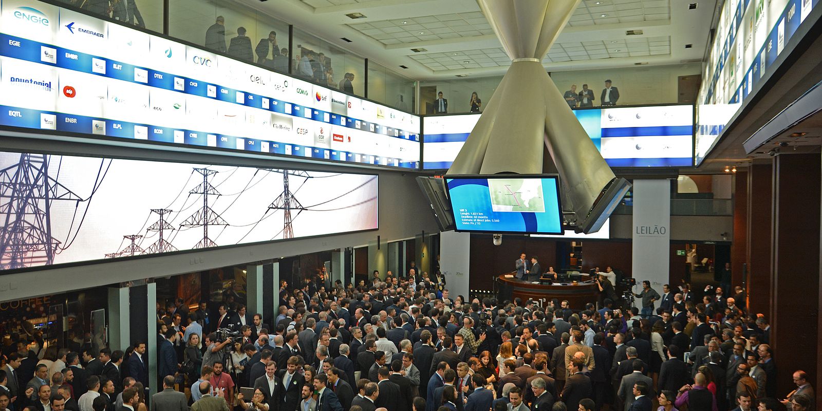 Ibovespa volta aos 174 mil pontos com aposta na Selic, e dólar cai 23