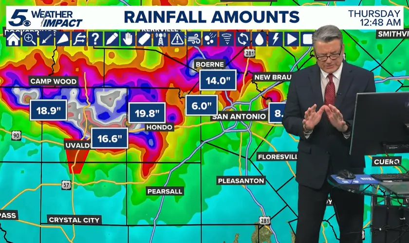 Meteorologista ora ao vivo por vítimas das enchentes no Texas enquanto equipes resgatam moradores atingidos pelas tempestades. Foto: Reprodução/YouTube/KENS 5: Your San Antonio News Source