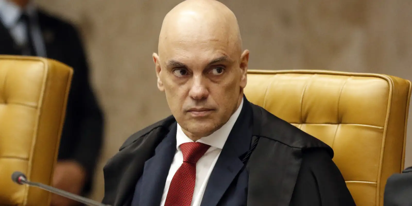 Moraes suspende visitas de Flávio a Bolsonaro na prisão domiciliar 3