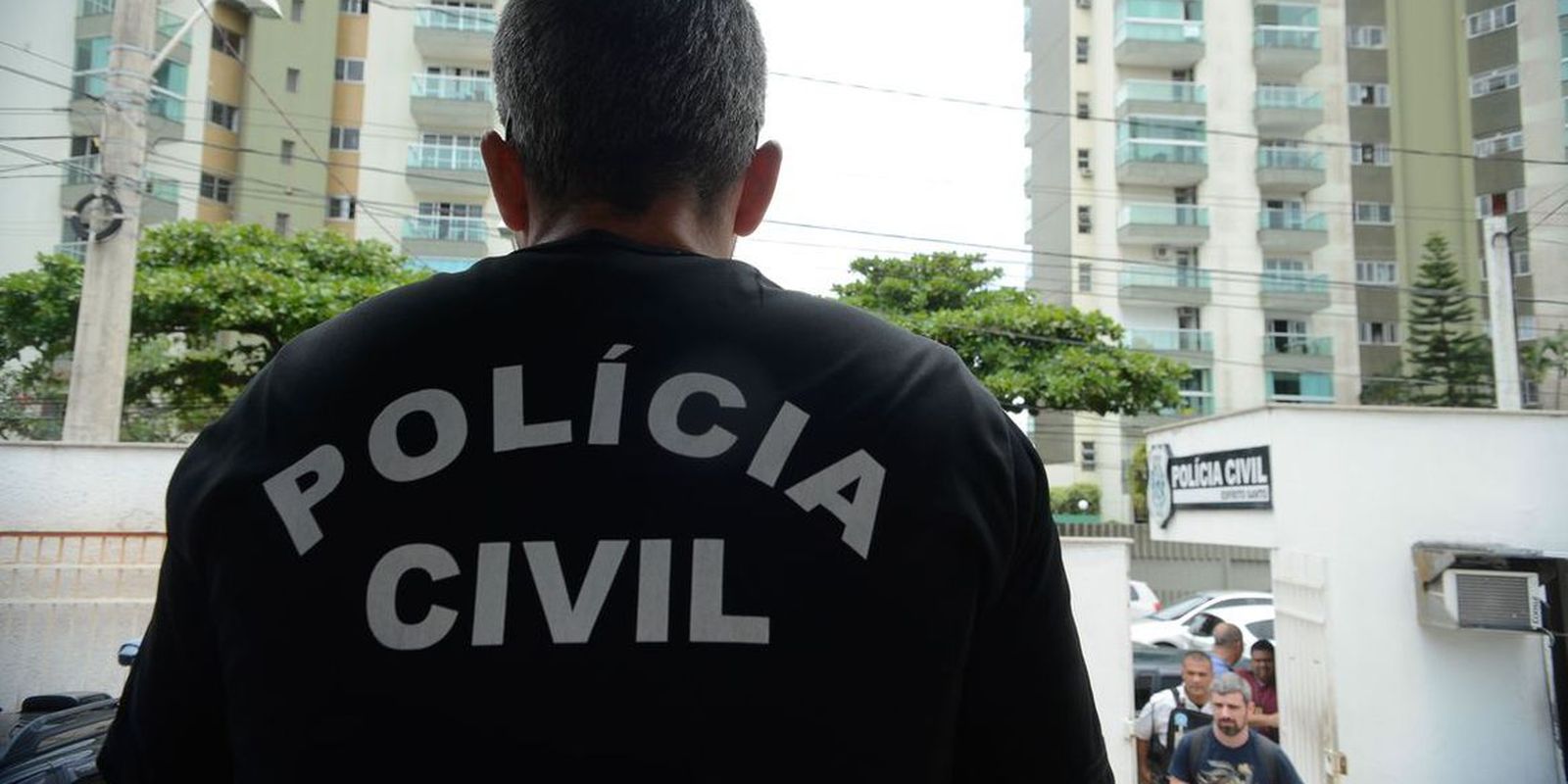 Ônibus são usados como barricadas em duas das principais vias do Rio 22
