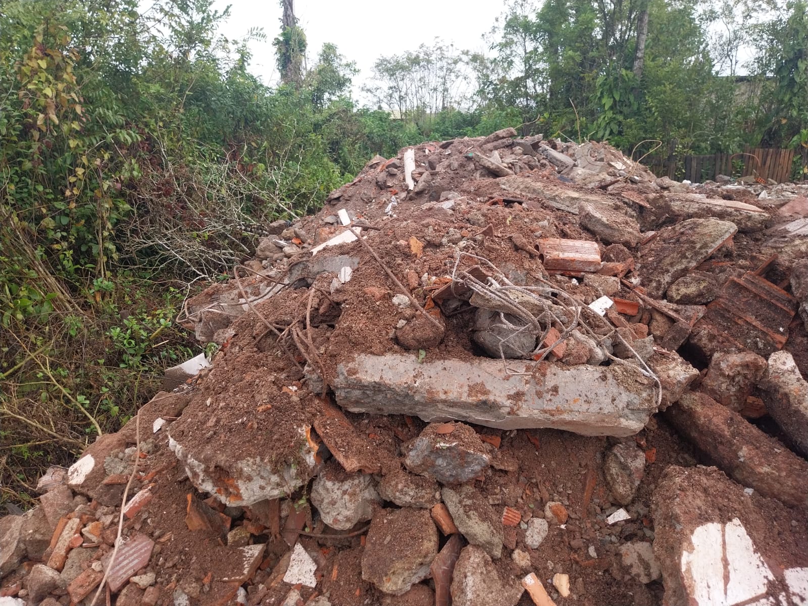 PM Ambiental autua responsável por descarte irregular de resíduos em Guaratuba 3