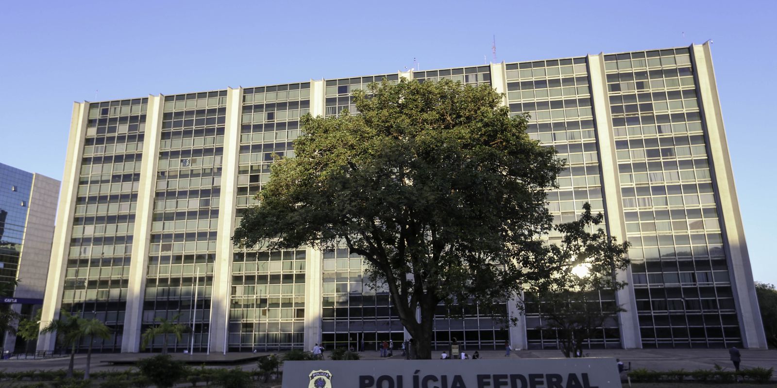 Polícia Federal faz operação para conter lavagem de dinheiro do PCC 5