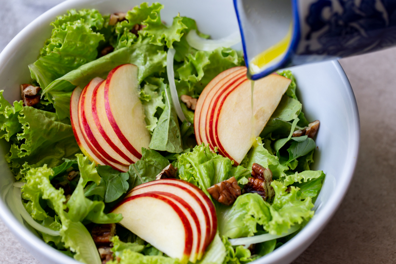 Salada de folhas verdes, maçã, nozes e molho de laranja 14