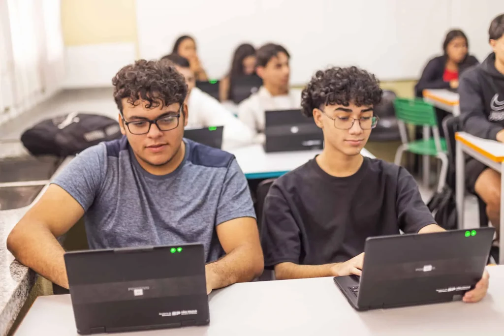 Bolsa de estágio para estudantes do ensino médio tem 2.565 vagas em São Paulo; confira o valor para cada curso 1