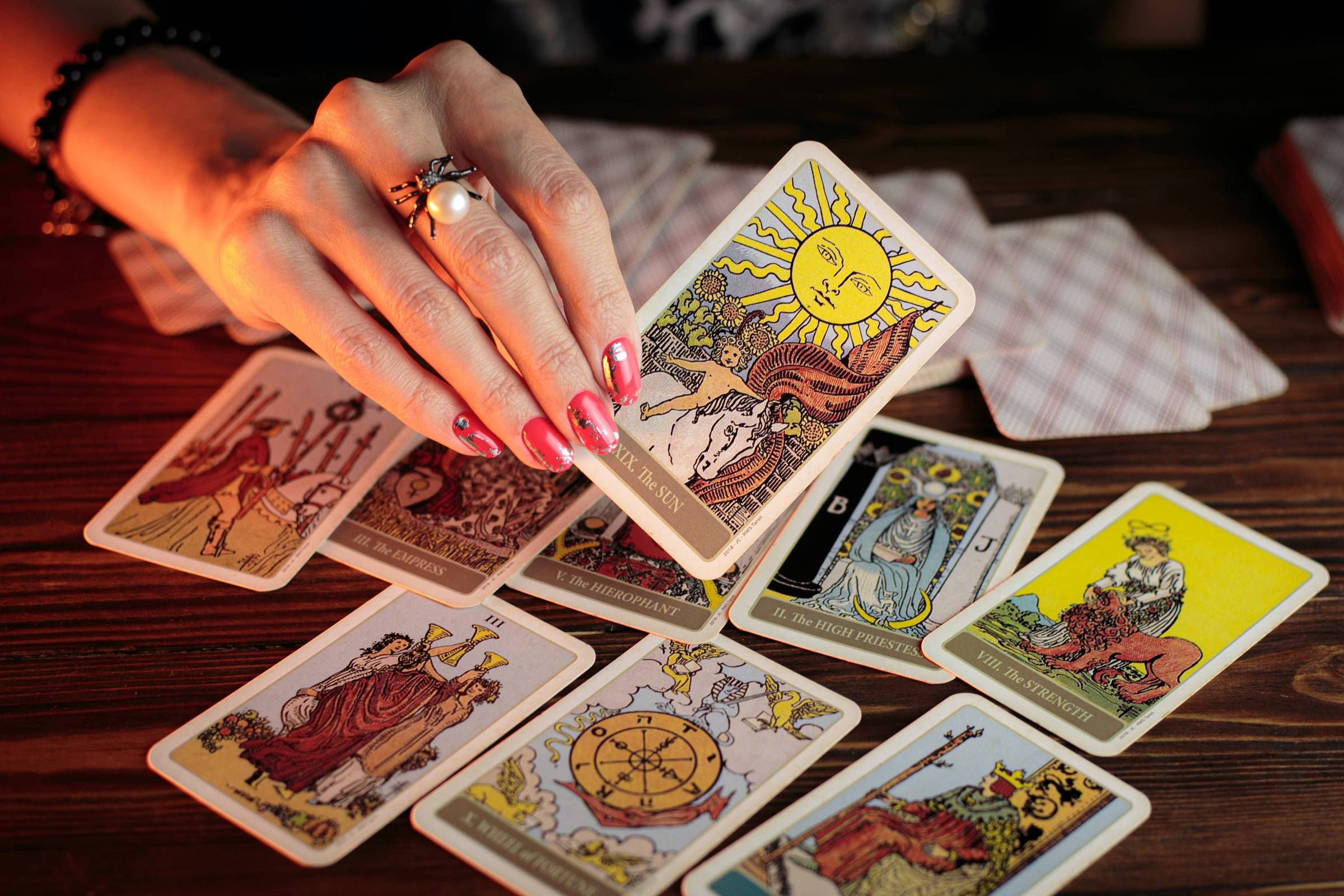 Tarô: por que mulheres buscam o oráculo em crises - 25/07/2026 - Astrologia 11