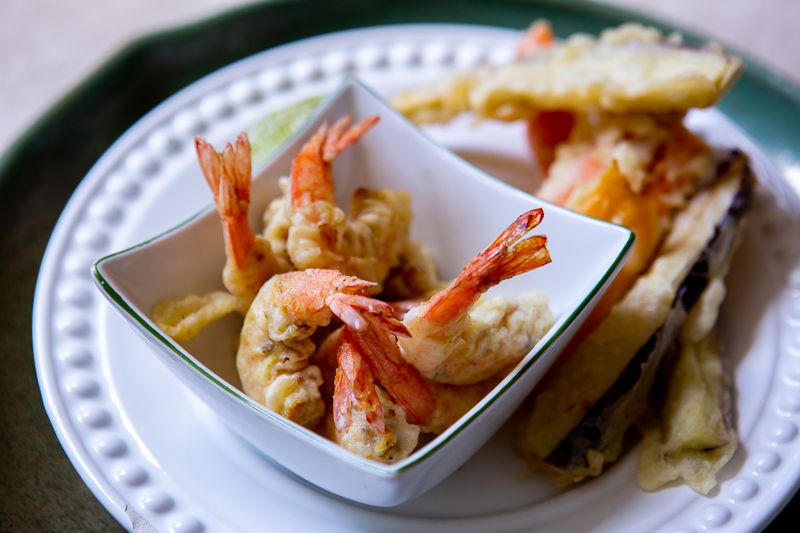 Tempura de camarão e legumes 18