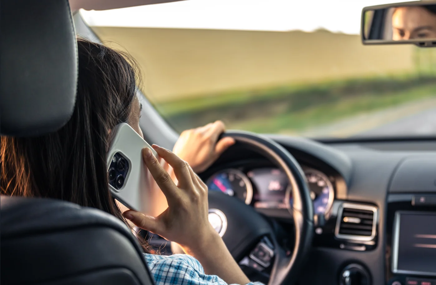 Usar celular ao volante pode gerar três tipos de multa; entenda