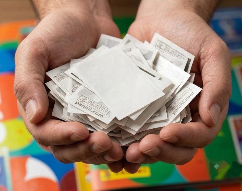 Iniciativa inovadora recicla Liners de figurinhas da Copa em Arujá Em um esforço contínuo para promover a sustentabilidade e a conscientização ambiental, a Prefeitura de Arujá, por meio da Secretaria Municipal de Meio Ambiente, lançou uma iniciativa para a reciclagem de liners, os papéis siliconados que vêm colados nas figurinhas dos álbuns da Copa. A ação reforça o compromisso da cidade com a preservação do meio ambiente, convidando toda a população a fazer parte dessa importante jornada rumo a uma "Cidade Natureza" cada vez mais limpa e consciente. A reciclagem de liners é um desafio, pois o material, devido à sua composição, não é facilmente processado pelos sistemas de reciclagem convencionais. No entanto, a iniciativa de Arujá demonstra que, com planejamento e engajamento, é possível dar um destino correto a esses resíduos, evitando que se acumulem em aterros sanitários e causem impactos ambientais negativos. Ações como essa são fundamentais para a construção de um futuro mais sustentável. Ao reciclar, é reduzida a necessidade de extração de novas matérias-primas, há economia de energia, dimiminuição da poluição do ar e da água, e prolongamento da vida útil dos aterros sanitários. No caso específico dos liners, que são pequenos e muitas vezes descartados de forma inadequada, a coleta seletiva e a reciclagem são um passo importante para a gestão de resíduos em um contexto de consumo crescente de produtos com embalagens complexas. A iniciativa não oferece apenas uma solução prática para o descarte desses materiais, mas também serve como um instrumento de educação ambiental, especialmente para as crianças e jovens que colecionam as figurinhas. A mensagem é clara: "O jogo só termina quando o destino do lixo está correto!". Como Participar da Reciclagem em Arujá Para participar desta ação ambiental, os cidadãos devem seguir orientações simples que garantem a eficiência do processo. O primeiro passo é o armazenamento adequado: todos os liners coletados devem ser colocados em uma sacola plástica ou em uma caixa organizadora para facilitar o manuseio. A entrega pode ser feita em qualquer um dos três principais parques da cidade, que funcionam como pontos de coleta estratégicos. No Jardim Fazenda Rincão, o material é recebido no Parque dos Ipês, localizado na Rua Fenacita, 500. Já no bairro Jordanópolis, o ponto de entrega é o Parque Cidade Natureza, situado na Avenida Nossa Senhora da Penha, 366. Os moradores da região do Jardim Real podem se dirigir ao Bosque do Real, na Rua Curitiba. Ao chegar a qualquer uma dessas unidades, o munícipe deve procurar diretamente a administração ou falar com os seguranças do local, que estão preparados para receber as doações e encaminhá-las para o destino correto. 11