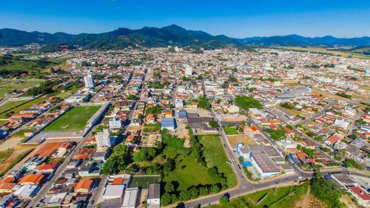 Adolescentes invadem escola após pularem muro para rever professora de quem ‘sentiam saudades’ em Camboriú 15