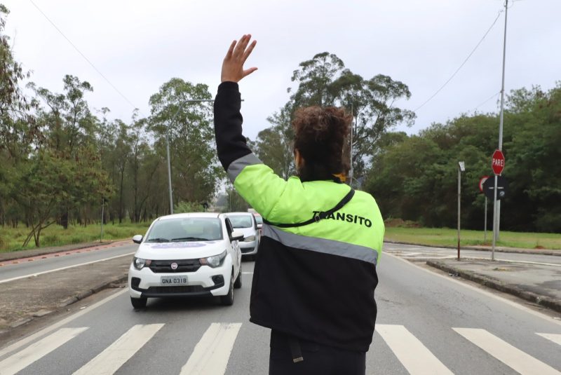 Itaquá reorganiza trânsito no Centro durante obras da Sabesp na rodovia Alberto Hinoto 3