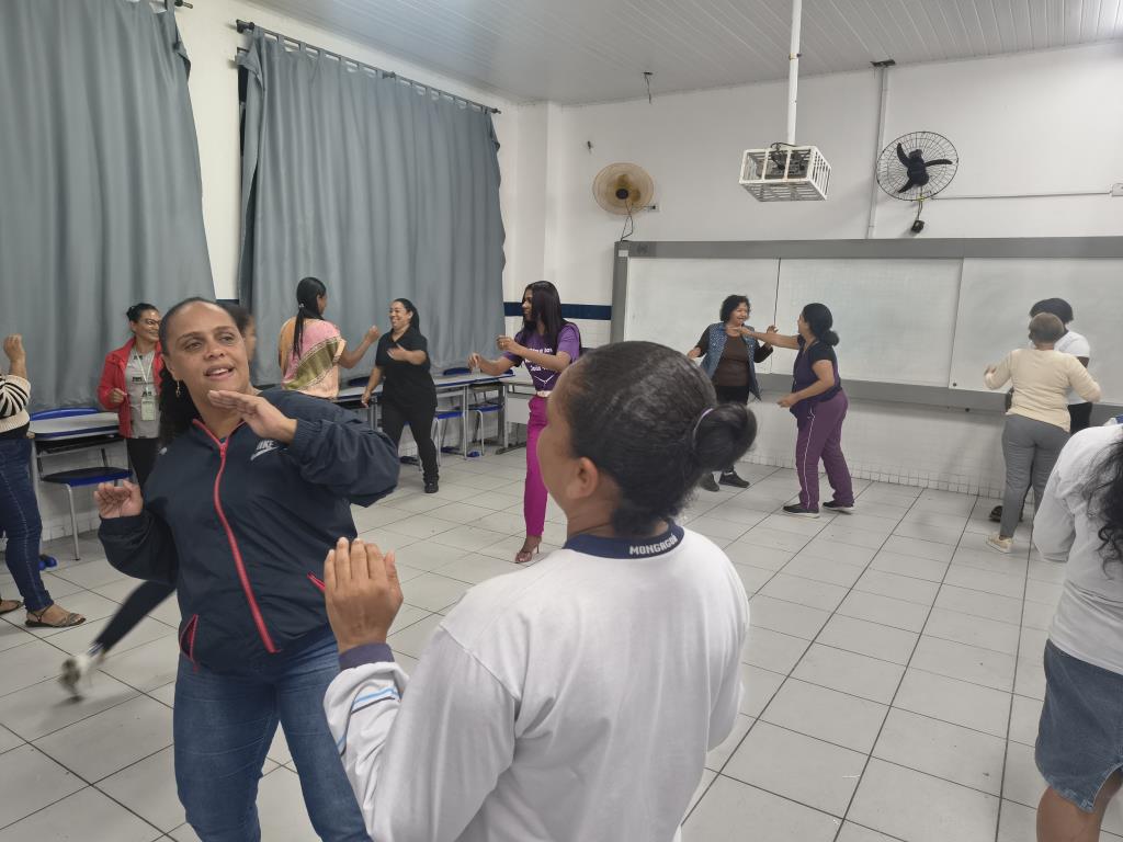 Alunas da EJA têm aula de autodefesa, em Mongaguá