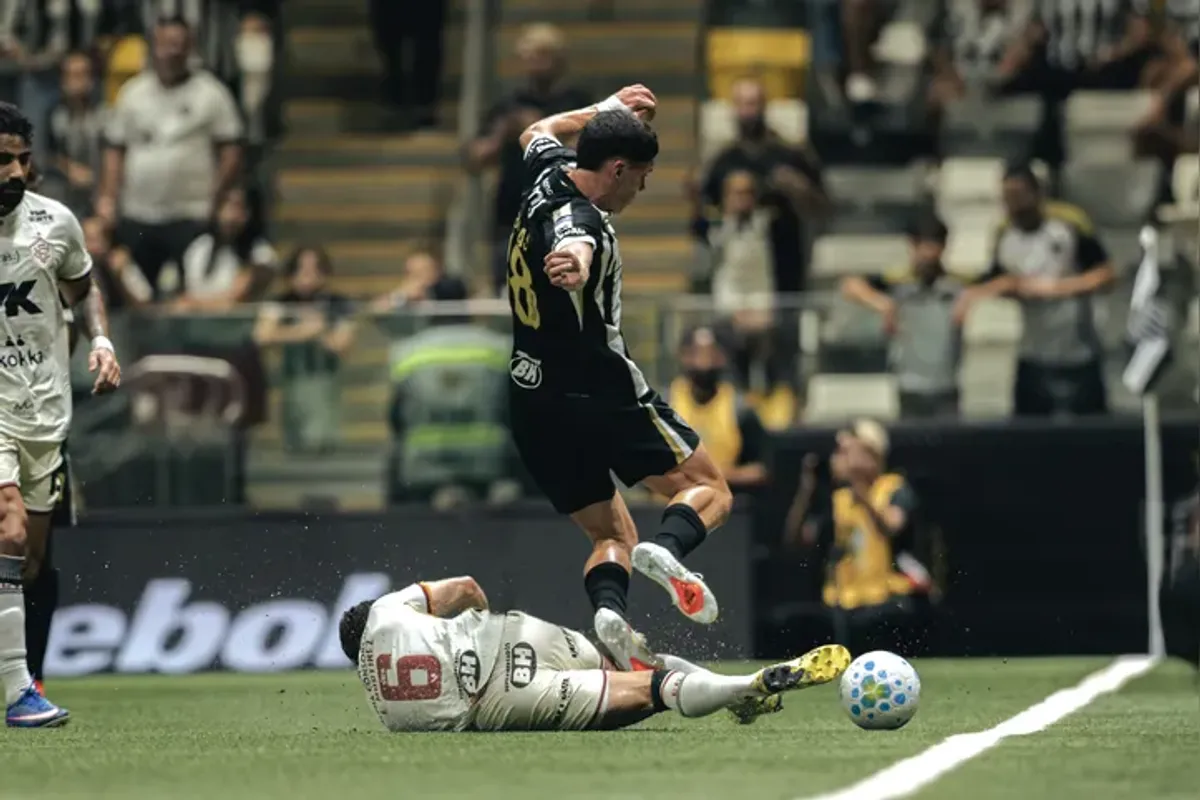 Apagão defensivo custa caro em BH e Vitória é superado pelo Atlético-MG; pressão aumenta 5