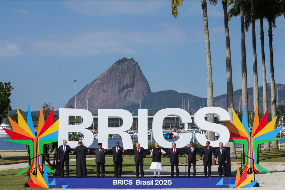 Líderes do Brics posam em 'foto de família' em reunião no Rio de Janeiro (REUTERS/Pilar Olivares)
