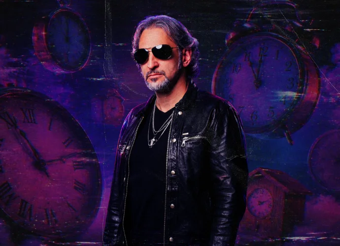 Com quase 30 anos de carreira dedicados ao rock, o cantor PG apresenta seu mais novo álbum de estúdio, intitulado “De Volta ao Começo”. Foto: Divulgação.