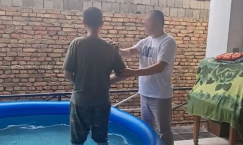 Cristão na Ásia Central é batizado em segredo após deixar o islamismo e enfrentar rejeição e expulsão da própria família. Foto: Portas Abertas