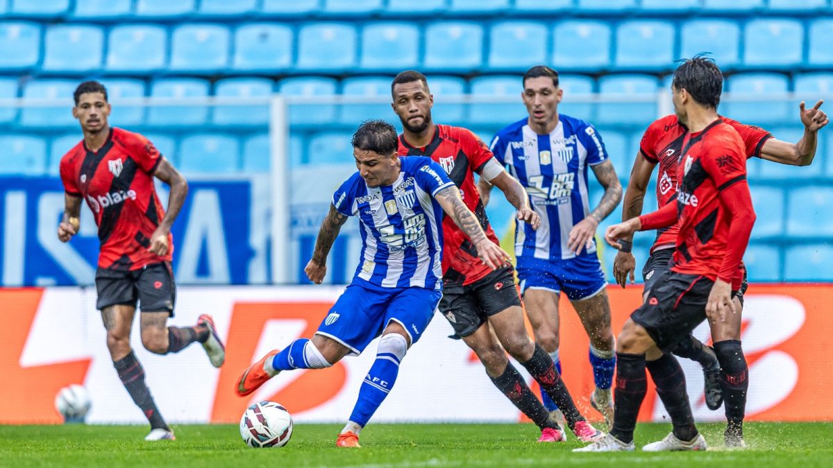 Derrota dura do Avaí para o Atlético-GO em jogo igual 3