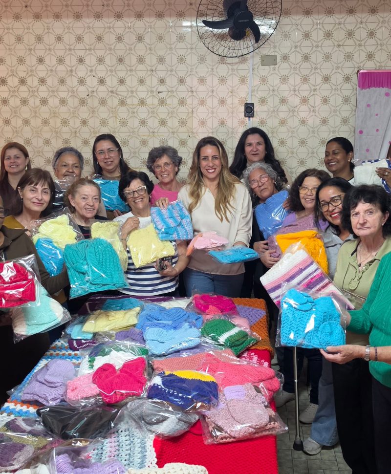 Voluntárias da Tricoterapia doam peças ao Fundo Social de Poá 3