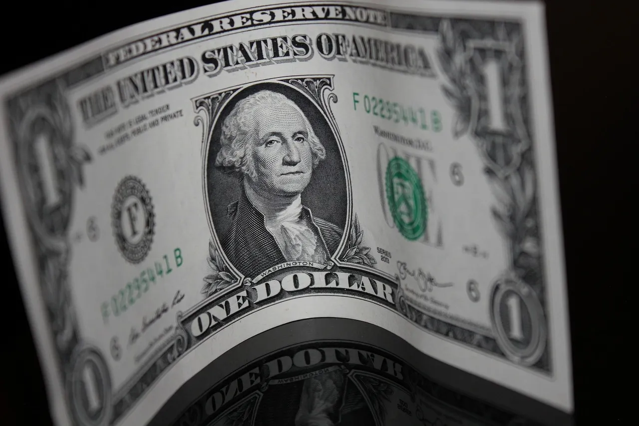 Dólar hoje recua com exterior e prévia do PIB no radar 11