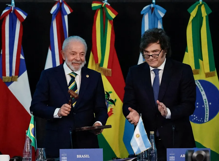 O presidente do Brasil, Luiz Inácio Lula da Silva, e o presidente da Argentina, Javier Milei, participam da cerimônia de transferência da Presidência Pro Tempore do MERCOSUL, durante a Cúpula do MERCOSUL e Estados Associados, no Palácio San Martín, em Buenos Aires, Argentina, 3 de julho de 2025. Ricardo Stuckert/Presidência do Brasil/Distribuído via REUTERS