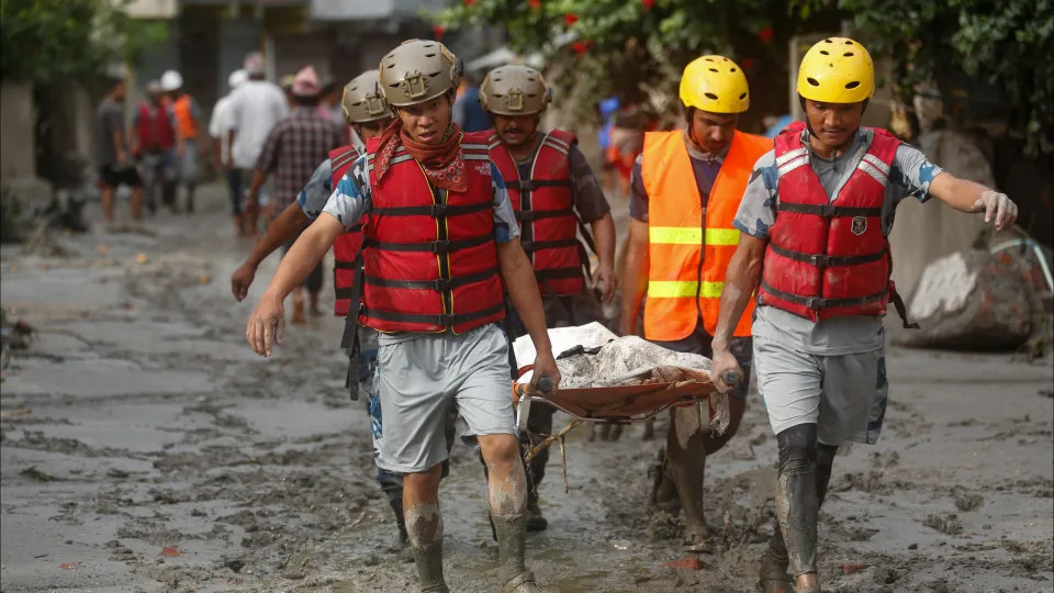 Equipes resgatam 350 pessoas presas em túnel no Nepal após inundações 1