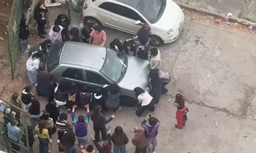 Estudantes da Unesp se unem e removem carro que bloqueava ônibus na Barra Funda - Gazeta Brasil 1