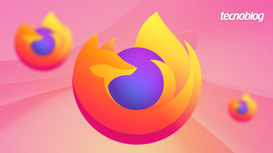 Imagem mostra o logo do navegador Mozilla Firefox, que é uma raposa laranja e amarela abraçando um globo roxo e azul. Há dois outros logos menores e desfocados ao fundo, em um cenário de degradê de tons rosa e roxo. No canto superior direito, a marca d'água "tecnoblog" é visível.