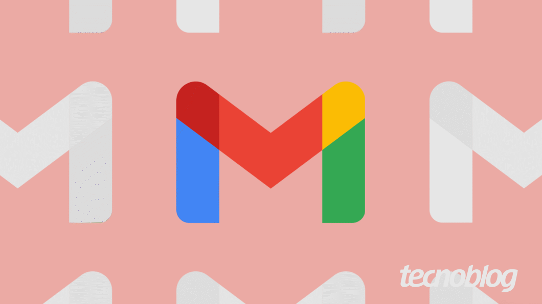 Arte mostra um padrão repetitivo de logotipos do Gmail em tons de cinza claro, que preenche um fundo cor-de-rosa pálido. No centro, destaca-se um logotipo do Gmail colorido, com abas em vermelho, azul, verde e amarelo, posicionado ligeiramente para a frente. No canto inferior direito da imagem, há a marca d'água "tecnoblog".