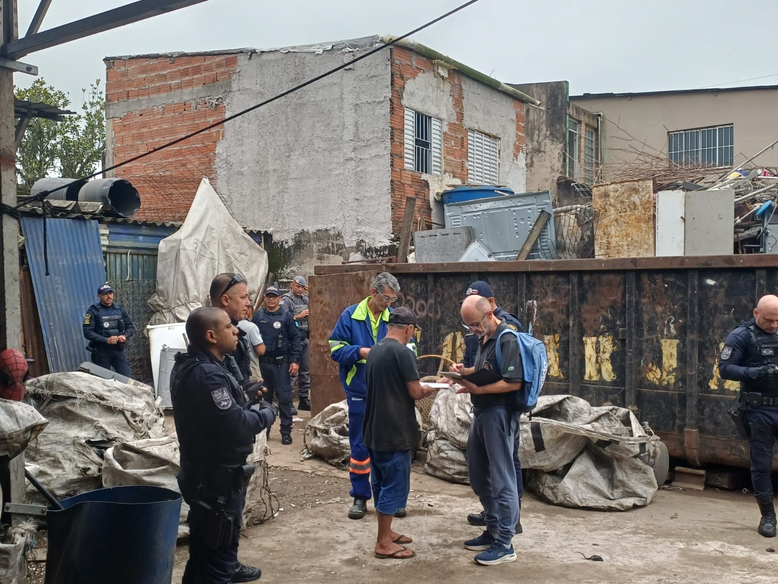 Guarujá autua ferros velhos durante operação nesta sexta-feira (14)