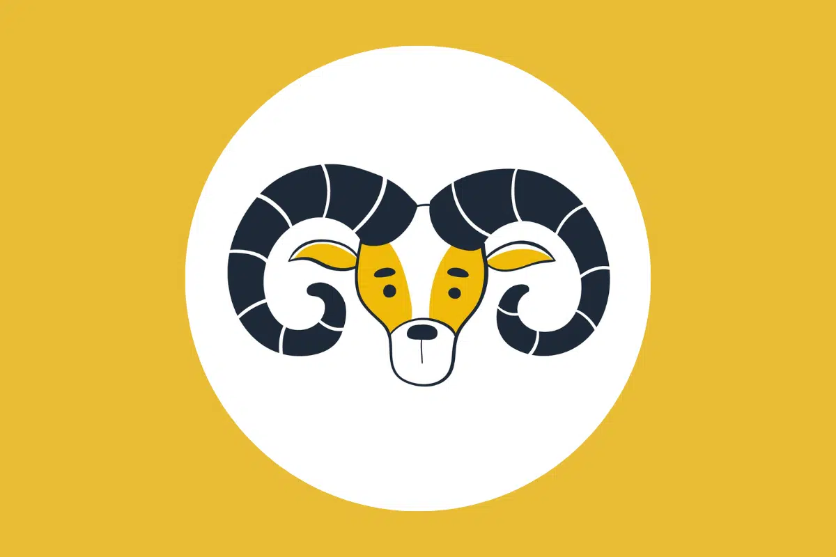 Ilustração minimalista da cabeça de um carneiro amarelo com chifres grandes, pretos e curvos, dentro de um círculo branco sobre um fundo dourado.