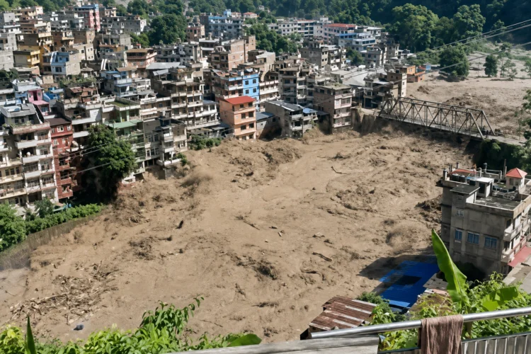 Líderes cristãos reagem às devastadoras inundações no Nepal e no Tibete 1
