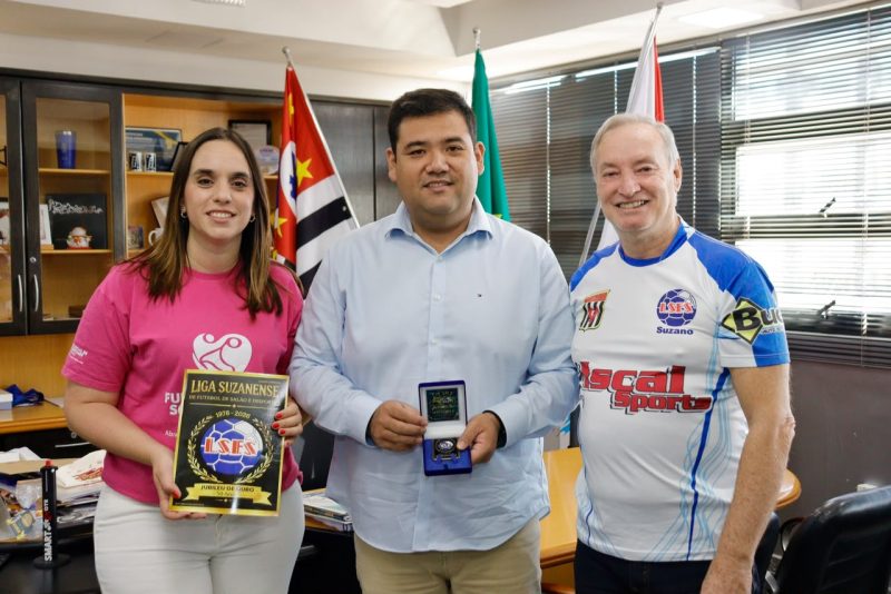 Prefeito de Suzano recebe medalha pelos 50 anos da Liga de Futsal e entidade doa alimentos 9