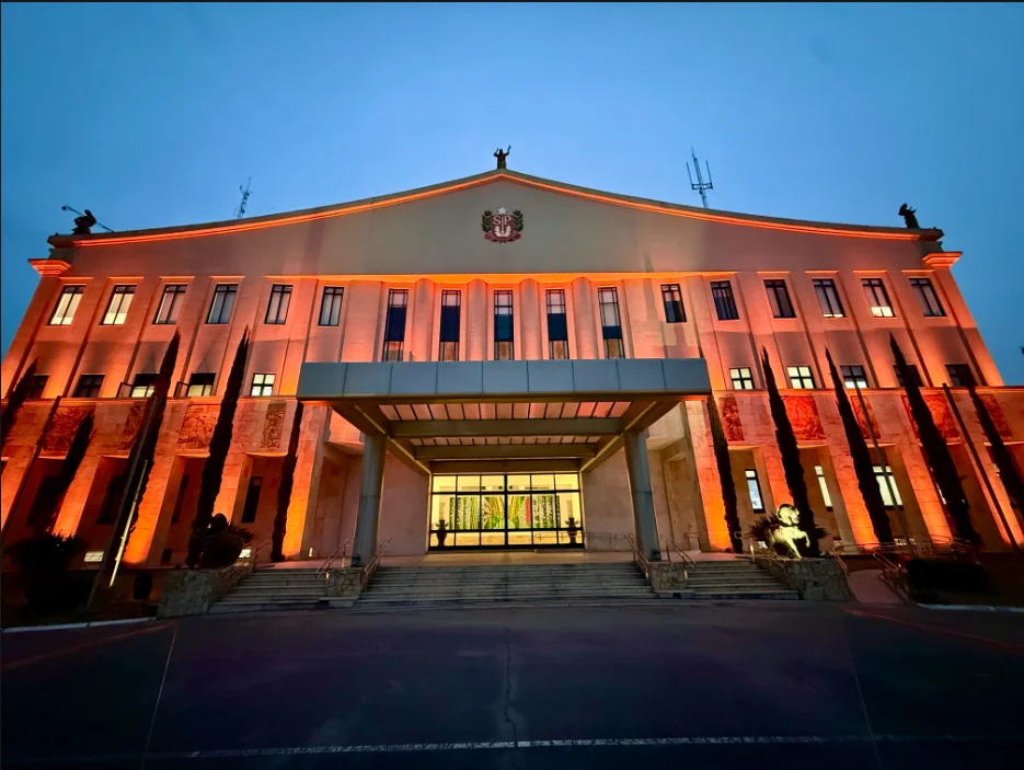 Palácio dos Bandeirantes recebe iluminação especial em campanha do Agosto Laranja
