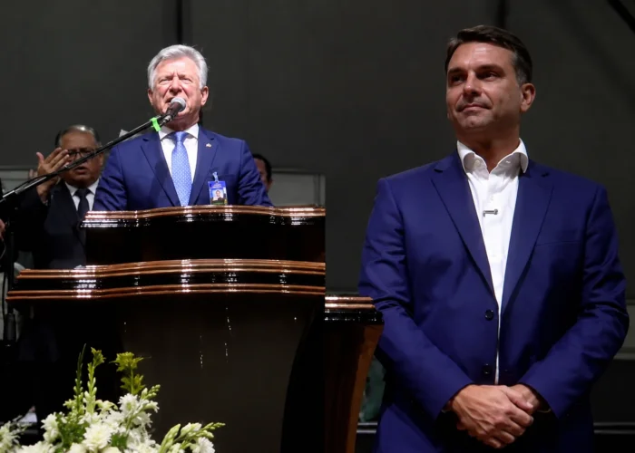 Pastor pede bênção para campanha de Flávio Bolsonaro durante culto 12