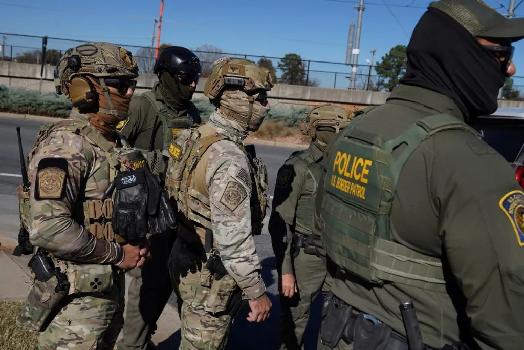 Patrulha de fronteira dos Estados Unidos detém dois pastores mexicanos por permanência irregular 10