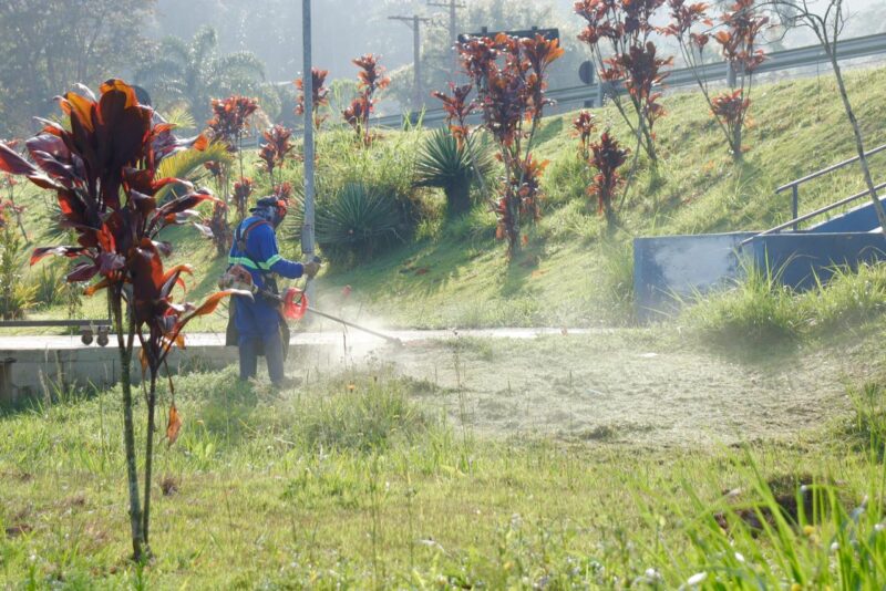 Meio Ambiente faz mutirão de zeladoria em praças por toda a cidade de Suzano 1