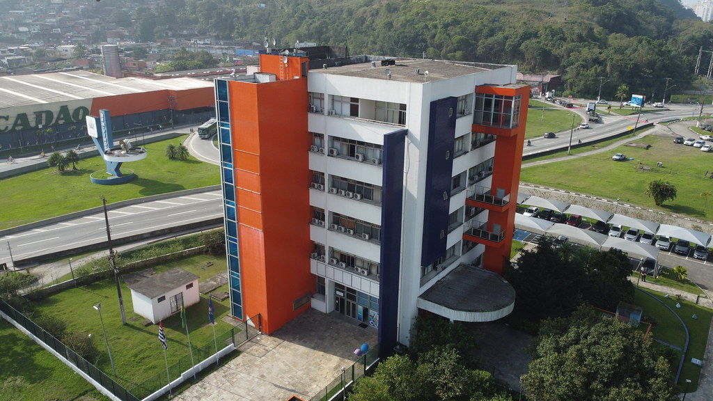 Prefeito de Guarujá se reúne com moradores do Morro do Engenho e coloca Defesa Civil Municipal à disposição para orientações