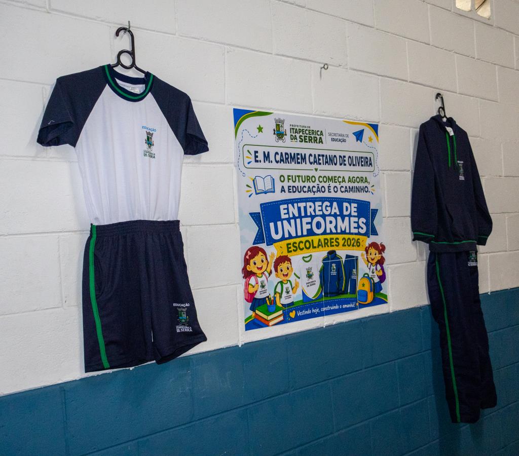Prefeitura entrega uniformes escolares para alunos da Rede Municipal de Ensino