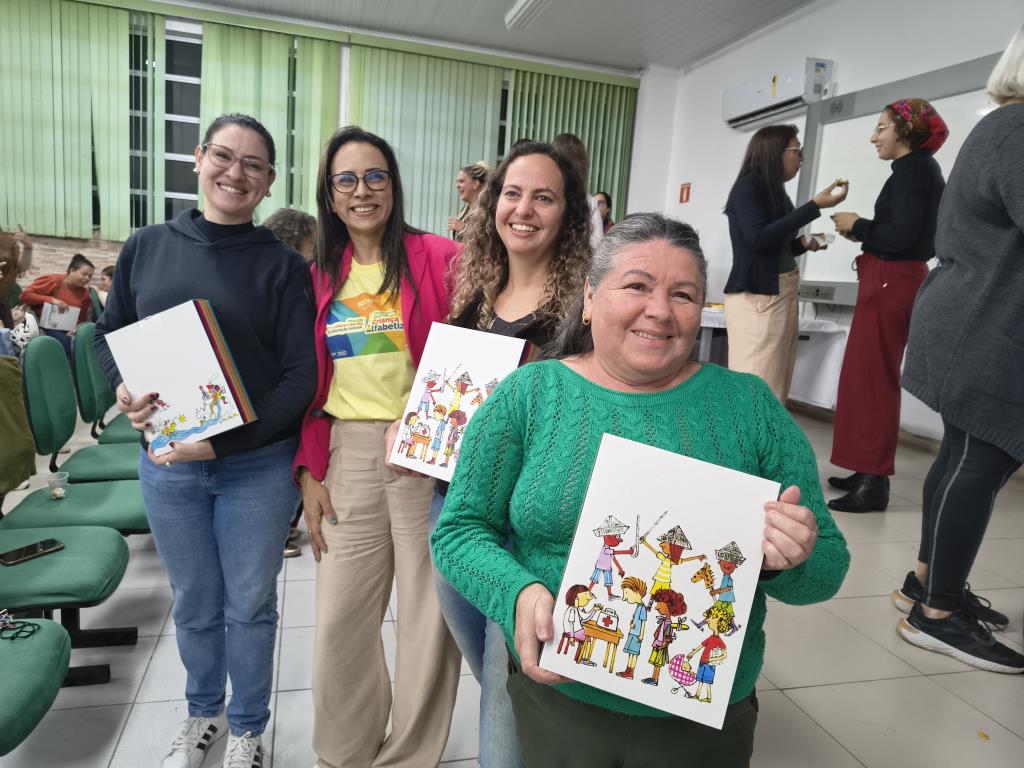 Professores de Mongaguá ganham material didático em mais uma edição do Proleei